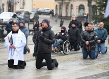 Część uczestników na kolanach przed pomnikiem św. Jana Pawła II prosiła w intencji wynagradzającej Niepokalanemu Sercu NMP.