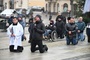 Część uczestników na kolanach przed pomnikiem św. Jana Pawła II prosiła w intencji wynagradzającej Niepokalanemu Sercu NMP.
