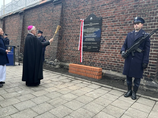 Odsłonięcie tablicy w 80. rocznicę śmierci ks. Jana Machy