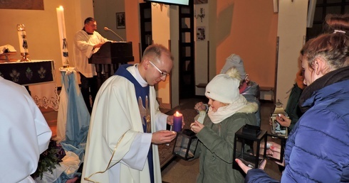 Dzieci i młodzież po Mszy św. do domów zanieśli płonące świece. 