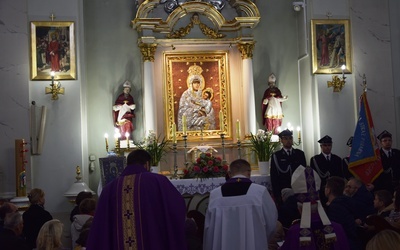 Podczas uroczystej Eucharystii bp Andrzej F. Dziuba poświęcił odrestaurowany obraz, przed którym dokonał zawierzenia parafii.