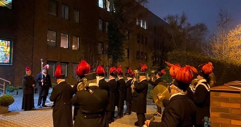 Górnicy świętują barbórkę. Górnicza orkiestra zagrała przed świtem pod oknami arcybiskupa katowickiego