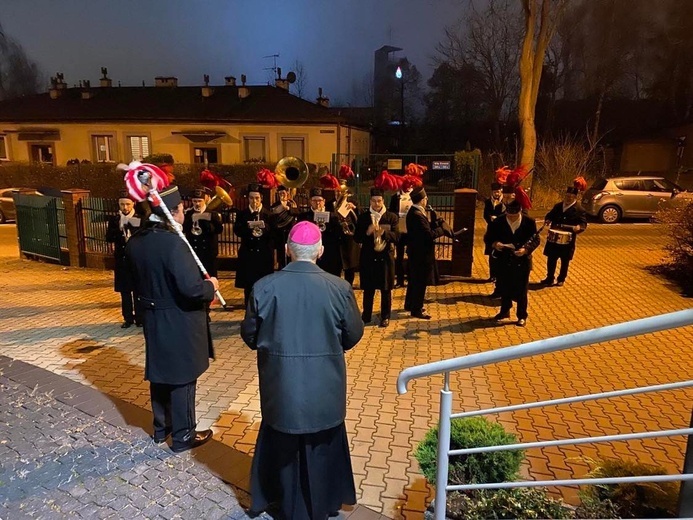 Górnicy świętują barbórkę. Górnicza orkiestra zagrała przed świtem pod oknami arcybiskupa katowickiego