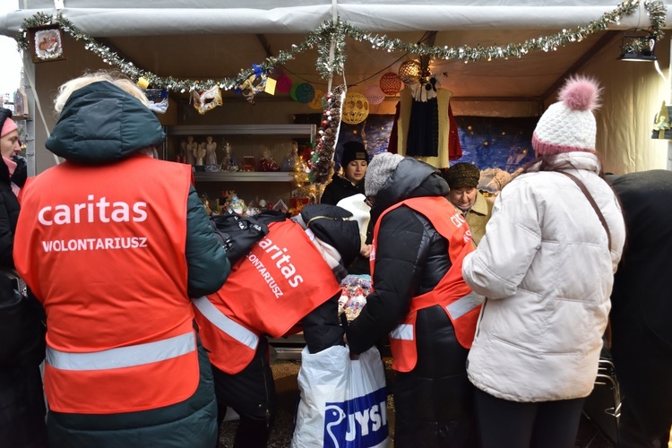 Wolontariusze Caritas AG na świątecznym jarmarku