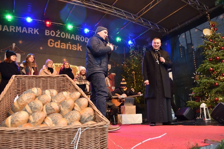 Wolontariusze Caritas AG na świątecznym jarmarku