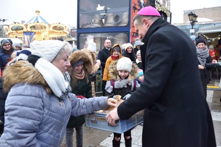 Wolontariusze Caritas AG na świątecznym jarmarku