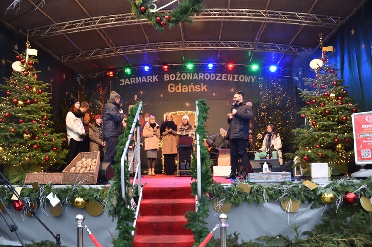 Wolontariusze Caritas AG na świątecznym jarmarku