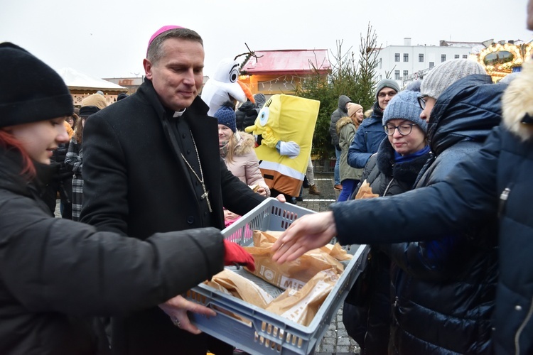 Wolontariusze Caritas AG na świątecznym jarmarku