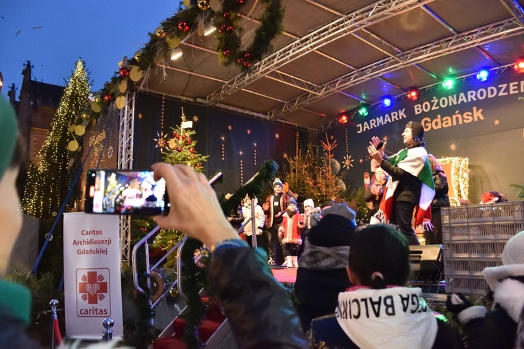 Wolontariusze Caritas AG na świątecznym jarmarku