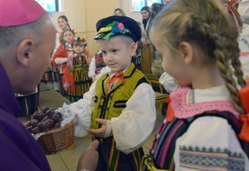 W procesji z darami do ołtarza przyszli najmłodsi członkowie lokalnej społeczności.