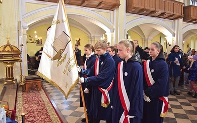 ▲	 Uczniowie do świątyni przybyli ze sztandarem.