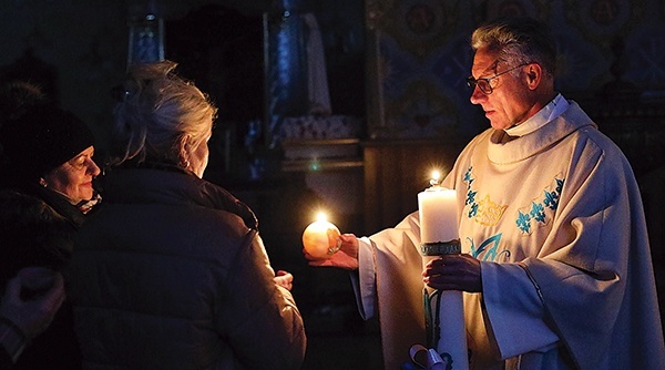 Lampiony zapalane od świecy roratniej w parafii pw. św. Michała Archanioła w Płońsku.
