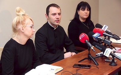 29 listopada, Koszalin. Konferencja prasowa. Od lewej: Dagmara Salamon-Grynia, ks. Łukasz Bikun, Anna Chojnacka-Balonis.