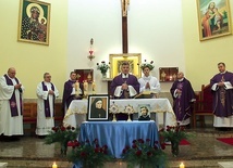 	Wśród kapłanów koncelebrujących Eucharystię był pierwszy tutejszy proboszcz – ks. Ryszard Kierzkowski.