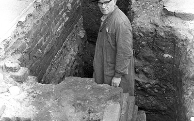 Zakonnik w wykopie podczas prac odkrywkowych przy fundamentach dawnej wozowni klasztornej.