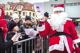 Dzieci otrzymały upominek w zamian za rysunek.