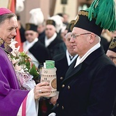 Górnicy w Słupcu wręczyli biskupowi symboliczny kufel.