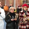 Przedstawiciele grupy medycznej posługującej terminalnie chorym w czasie procesji z darami.