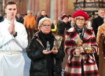 Przedstawiciele grupy medycznej posługującej terminalnie chorym w czasie procesji z darami.