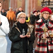 Przedstawiciele grupy medycznej posługującej terminalnie chorym w czasie procesji z darami.