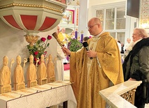 ▲	Ksiądz Marcin Wróbel i Lidia Wajdzik podczas poświęcenia statuetek. 