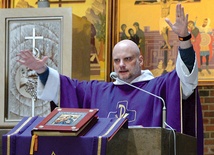 ▲	Dominikanin głosił nauki w parafii Przemienienia Pańskiego w Opolu. 