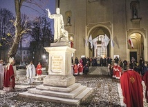 Rzeźbie Ludwika Pyrowicza przywrócono także oryginalne ułożenie ręki w geście nauczania.