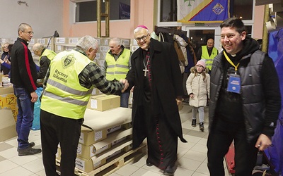 ▲	Radosna atmosfera panująca wśród wolontariuszy natychmiast udzieliła się także biskupowi.  