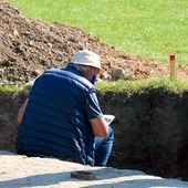  ◄	Dziś praca archeologa to nadal mozolne przeszukiwanie ziemi, ale także umiejętna współpraca z innymi dziedzinami nauki.