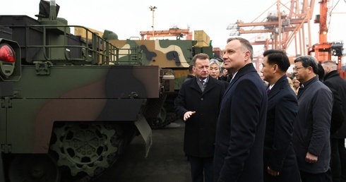 Prezydent i szef MON odebrali pierwszą partię południowokoreańskich czołgów K2 i armatohaubic K9