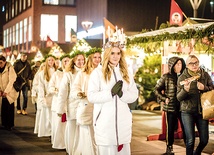 ▲	Szwedki przeszły zwyczajowym pochodem z gdańskiego Forum na Jarmark Bożonarodzeniowy, odbywający się na Targu Węglowym.