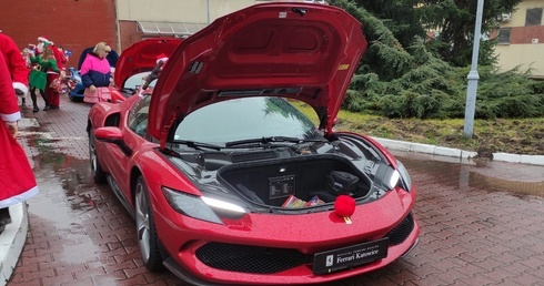 Katowice. Samochodowy zaprzęg św. Mikołaja w Górnośląskim Centrum Zdrowia Dziecka