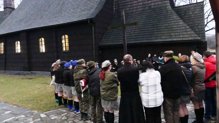 Harcerze Hufca Węgierska Górka w kościele św. Katarzyny w Cięcinie