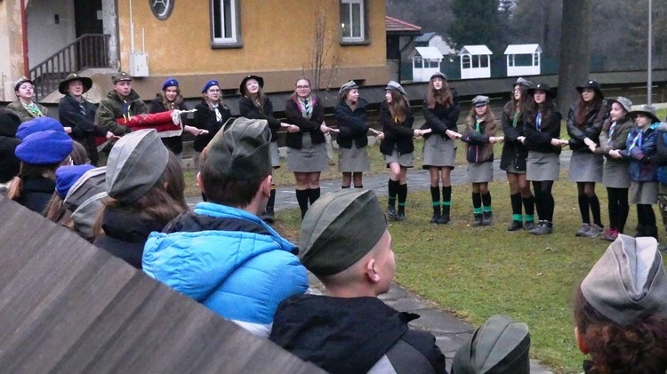 Harcerze Hufca Węgierska Górka w kościele św. Katarzyny w Cięcinie