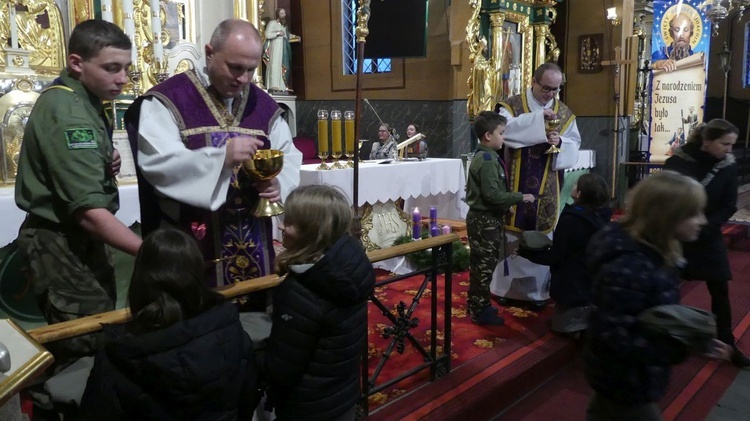 Harcerze Hufca Węgierska Górka w kościele św. Katarzyny w Cięcinie