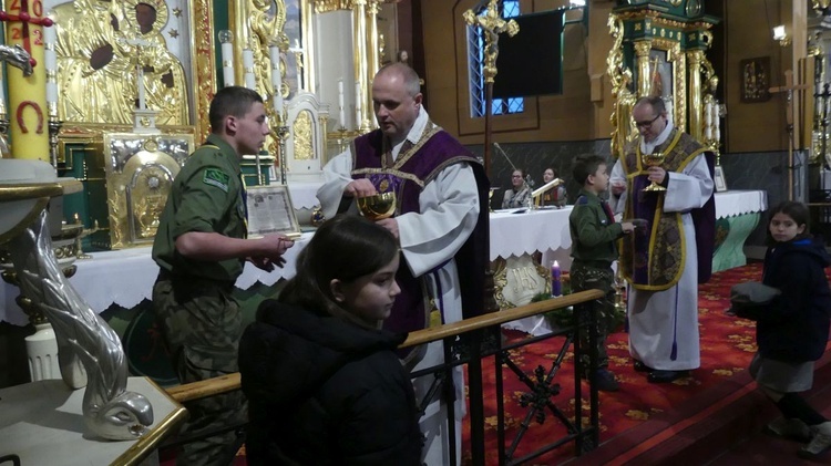 Harcerze Hufca Węgierska Górka w kościele św. Katarzyny w Cięcinie