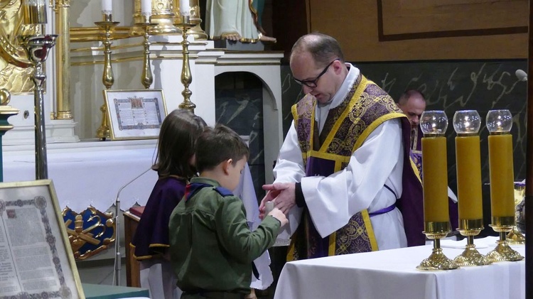 Harcerze Hufca Węgierska Górka w kościele św. Katarzyny w Cięcinie