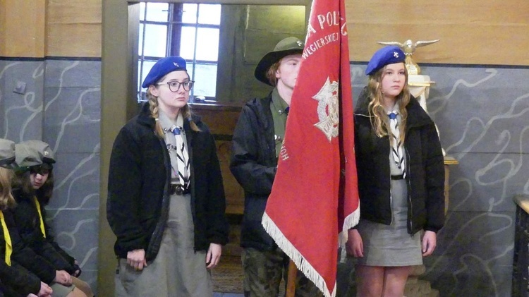 Harcerze Hufca Węgierska Górka w kościele św. Katarzyny w Cięcinie