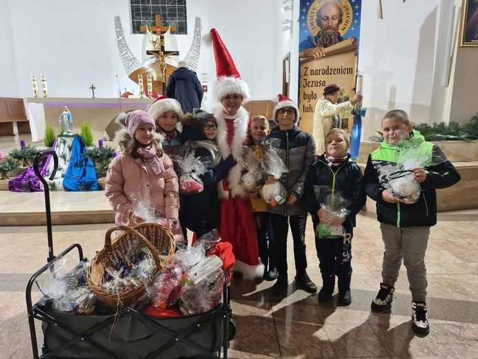 Święty biskup z prezentami w diecezji świdnickiej