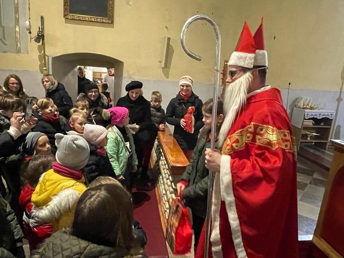 Święty biskup z prezentami w diecezji świdnickiej