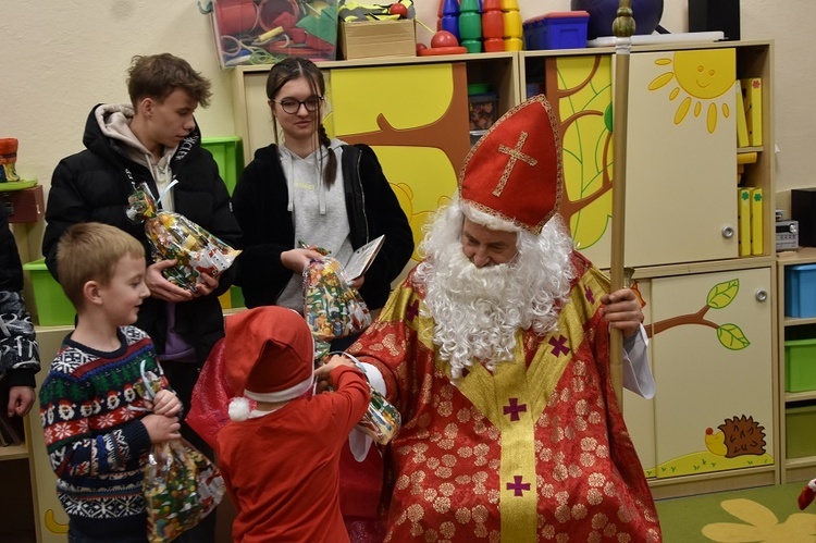 Święty biskup z prezentami w diecezji świdnickiej