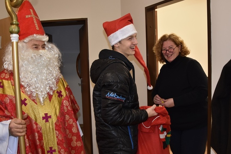 Święty biskup z prezentami w diecezji świdnickiej