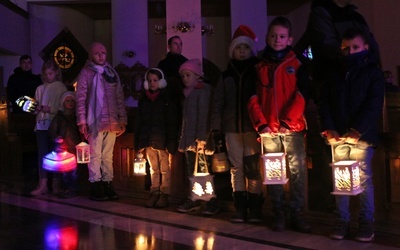 Poranne Roraty przyciągają całe rodziny. Dzieci wciąż wędrują z lampionami do kościoła