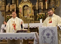 Ks. Wojciech Drab witający we wspólnocie biskupa.