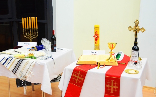 Dwa stoły paschalne: żydowski i chrześcijański.
