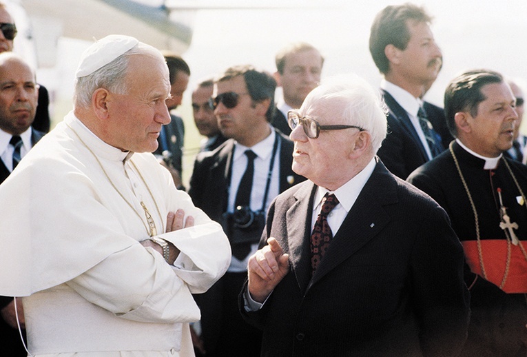 Jan Paweł II  i przewodniczący Rady Państwa prof. Henryk Jabłoński podczas papieskiej pielgrzymki  do Polski w 1983 roku.