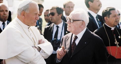 Jan Paweł II  i przewodniczący Rady Państwa prof. Henryk Jabłoński podczas papieskiej pielgrzymki  do Polski w 1983 roku.