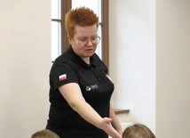 Katarzyna Krajewska uczy gry w szachy dzieci w wieku przedszkolnym i szkolnym.