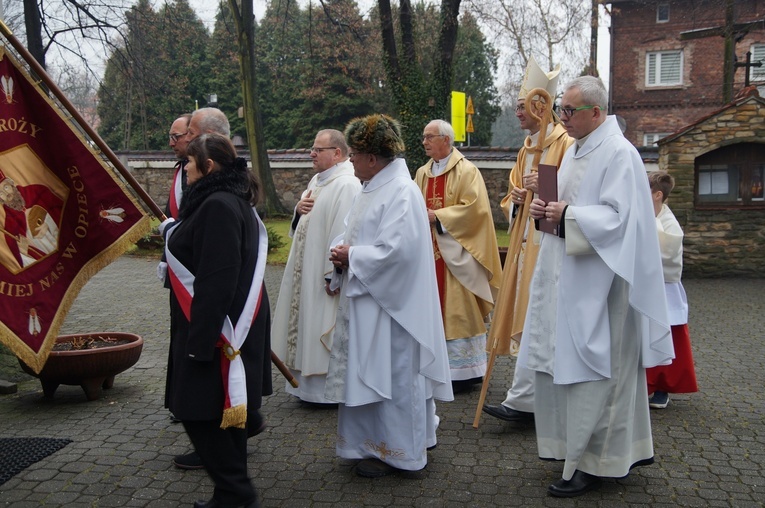 Bujaków. Wprowadzenie relikwii patrona pszczelarzy