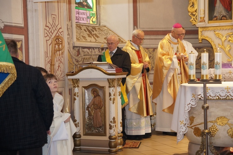 Bujaków. Wprowadzenie relikwii patrona pszczelarzy